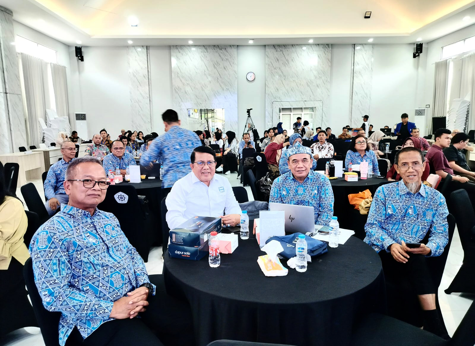 Foto Bersama dengan Ketua Umum DPN APINDO, Kabid. Organisasi DPN/Ketua Depen DPK APINDO Kabupaten Bogor, Pengurus DPP APINDO Provinsi DKI Jakarta, Ketua DPK/DPKO dan Undangan, Pada Acara Rakerkonprov DPP APINDO Provinsi DKI Jakarta.